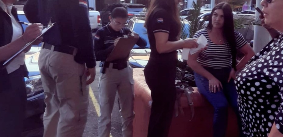 La tiktoker Dahi Benítez durante la entrega vigilada.